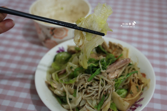 宜蘭東門夜市『雞老爺鹹水雞』任你裝到滿只要85元，滿滿一碗CP值超高