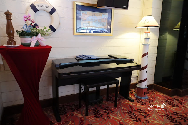 台北必吃牛排，營造郵輪船艙地中海藍白風格，好吃的頂級牛排