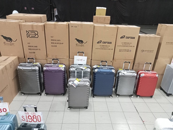 台中豐原行李箱特賣會,工廠直營廠拍990元起,包包、公事包通通有 27 台中豐原行李箱特賣會,工廠直營廠拍990元起,包包、公事包通通有