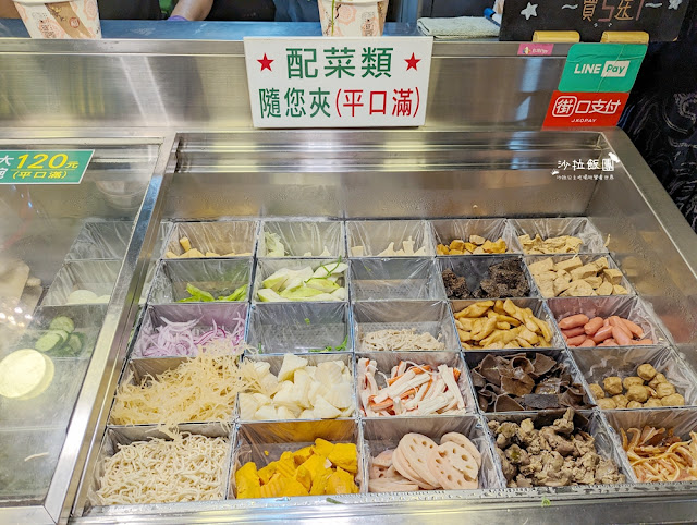 宜蘭東門夜市『雞老爺鹹水雞』任你裝到滿只要85元，滿滿一碗CP值超高