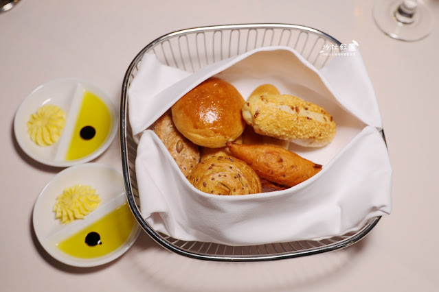 台北必吃牛排，營造郵輪船艙地中海藍白風格，好吃的頂級牛排