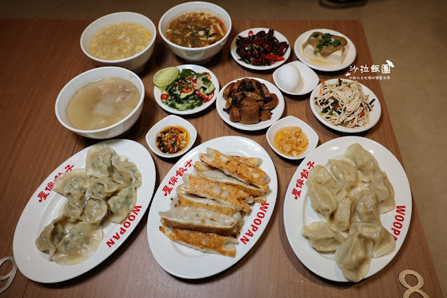 『屋伴餃子』士林夜市新開幕餃子麵食店，月見麻婆豆腐飯、時令排骨湯必點