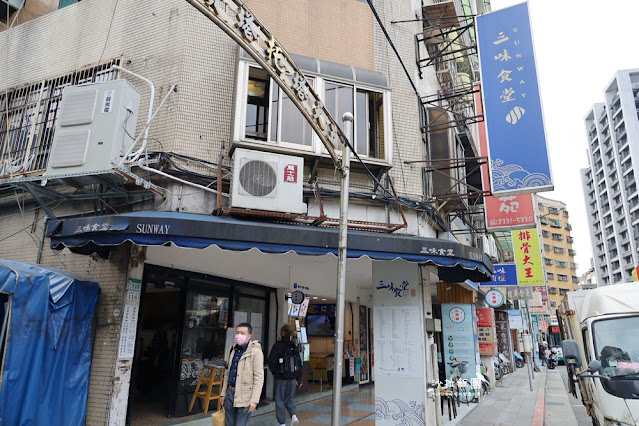 萬華美食巨無霸鮭魚握壽司『三味食堂』手掌大CP值超高 2 萬華美食巨無霸鮭魚握壽司『三味食堂』手掌大CP值超高