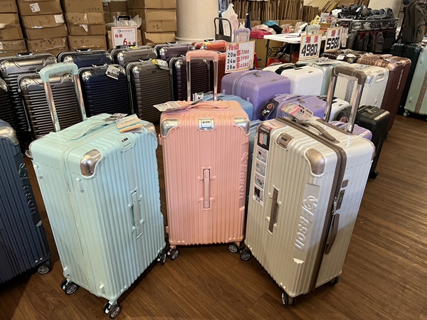 高雄楠梓行李箱特賣會,工廠直營廠拍最低990元起,胖胖箱、前開式行李箱、登機箱、包包通通有 34 高雄楠梓行李箱特賣會,工廠直營廠拍最低990元起,胖胖箱、前開式行李箱、登機箱、包包通通有