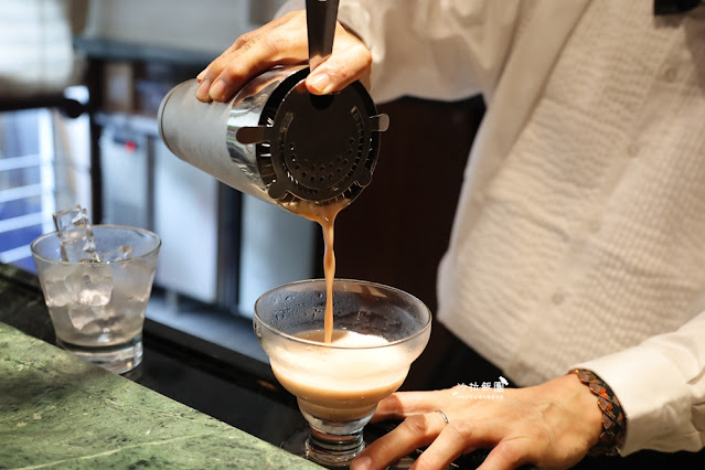 台北必吃牛排，營造郵輪船艙地中海藍白風格，好吃的頂級牛排