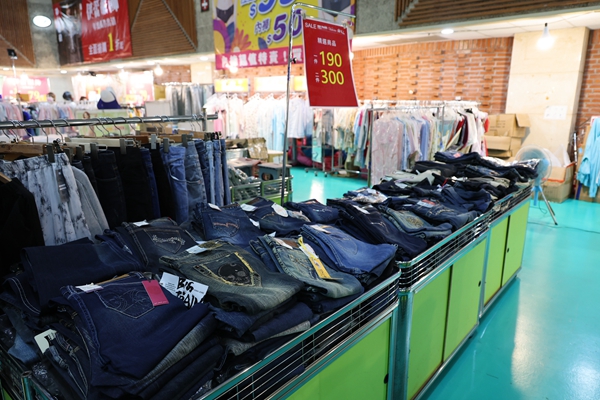 【雙北最大台灣廠拍】tokuyo按摩椅、夏普、名牌運動鞋、伊蕾服飾 165 【雙北最大台灣廠拍】tokuyo按摩椅、夏普、名牌運動鞋、伊蕾服飾