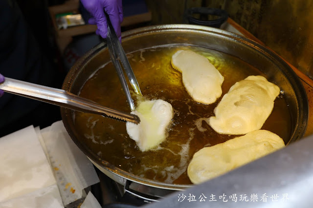 樂華夜市白糖粿/冷掉吃也很酥/外形像牛舌餅裹糖粉 9 樂華夜市白糖粿/冷掉吃也很酥/外形像牛舌餅裹糖粉