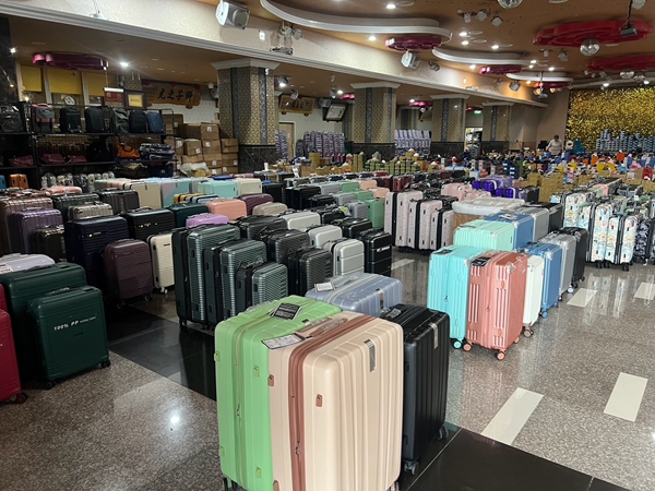南投埔里行李箱特賣會,工廠直營廠拍,最低990元起,胖胖箱、登機箱、包包通通有 3 南投埔里行李箱特賣會,工廠直營廠拍,最低990元起,胖胖箱、登機箱、包包通通有