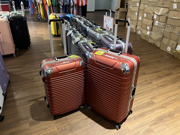 高雄楠梓行李箱特賣會,工廠直營廠拍最低990元起,胖胖箱、前開式行李箱、登機箱、包包通通有 24 高雄楠梓行李箱特賣會,工廠直營廠拍最低990元起,胖胖箱、前開式行李箱、登機箱、包包通通有