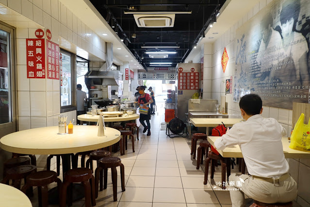 嘉義火雞肉飯『嘉義噴水雞肉飯中山店』稱霸70年的火雞肉飯,早餐就能吃 5 嘉義火雞肉飯『嘉義噴水雞肉飯中山店』稱霸70年的火雞肉飯,早餐就能吃