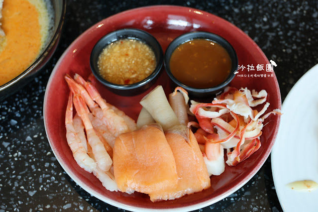 台北吃到飽『泰市場海鮮自助餐廳』天使紅蝦、甜蝦、干貝、極厚蝦餅、泰式奶茶通通吃到飽