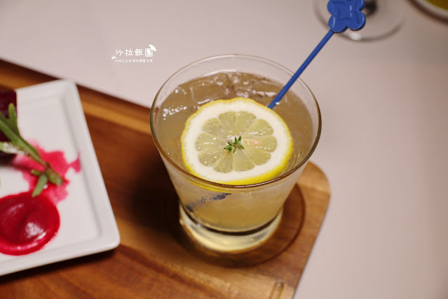 台北必吃牛排，營造郵輪船艙地中海藍白風格，好吃的頂級牛排