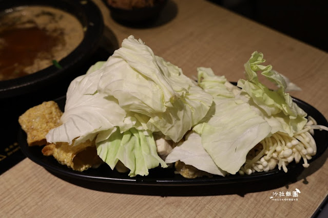 299元起蔬菜吧吃到飽『狂一鍋新台式火鍋』中和火鍋 21 299元起蔬菜吧吃到飽『狂一鍋新台式火鍋』中和火鍋