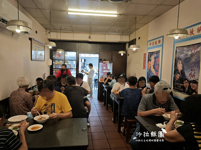 平日下午也要排隊『西門麵店』24小時營業,銷魂豬腳飯 4 平日下午也要排隊『西門麵店』24小時營業,銷魂豬腳飯