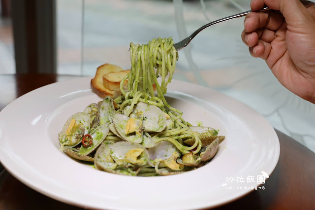 台北輕食.下午茶『歐華酒店-歐麗蛋糕坊』巨無霸紅麴雞腿堡/芒果季限定蛋糕.甜點 15 台北輕食.下午茶『歐華酒店-歐麗蛋糕坊』巨無霸紅麴雞腿堡/芒果季限定蛋糕.甜點