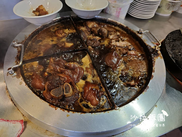 平日下午也要排隊『西門麵店』24小時營業,銷魂豬腳飯 6 平日下午也要排隊『西門麵店』24小時營業,銷魂豬腳飯