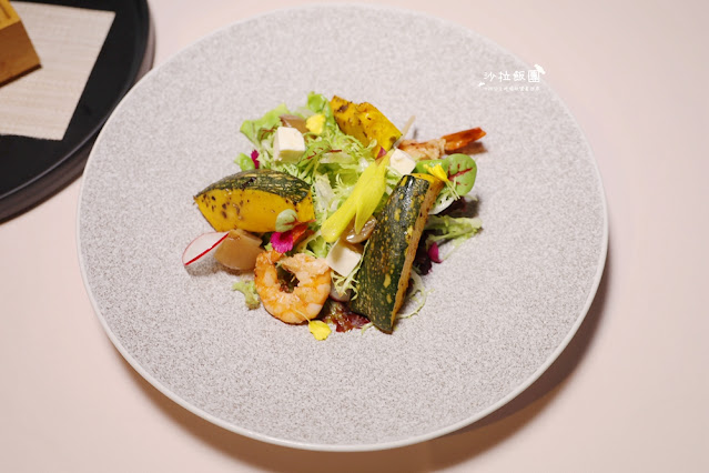 台北必吃牛排，營造郵輪船艙地中海藍白風格，好吃的頂級牛排