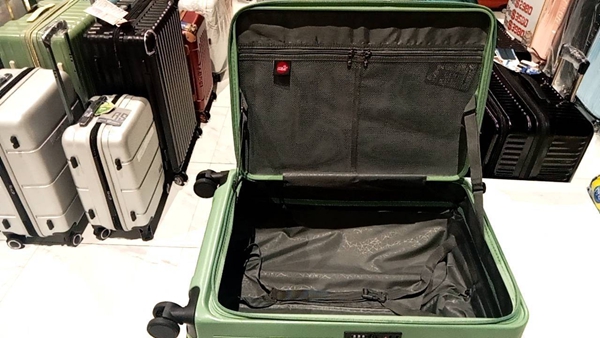 桃園龍潭渴望會館行李箱特賣會，行李箱最低990元起，有胖胖箱、前開式行李箱