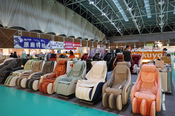 【雙北最大台灣廠拍】tokuyo按摩椅、夏普、名牌運動鞋、伊蕾服飾 9 【雙北最大台灣廠拍】tokuyo按摩椅、夏普、名牌運動鞋、伊蕾服飾