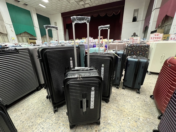 高雄鳳山行李箱特賣會,工廠直營廠拍,行李箱990元起,把握時間 15 高雄鳳山行李箱特賣會,工廠直營廠拍,行李箱990元起,把握時間