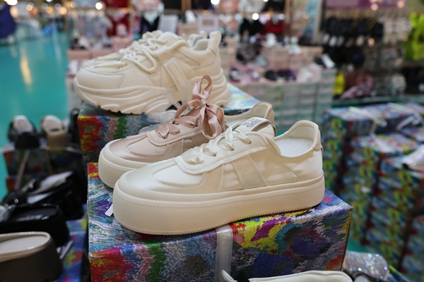 【雙北最大台灣廠拍】tokuyo按摩椅、夏普、名牌運動鞋、伊蕾服飾 157 【雙北最大台灣廠拍】tokuyo按摩椅、夏普、名牌運動鞋、伊蕾服飾