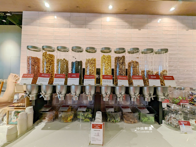 Share Lounge南港蔦屋書店，90元吃到飽零食、咖啡、飲料、麵包