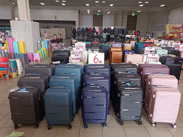 台中豐原行李箱特賣會,工廠直營廠拍990元起,包包、公事包通通有 26 台中豐原行李箱特賣會,工廠直營廠拍990元起,包包、公事包通通有