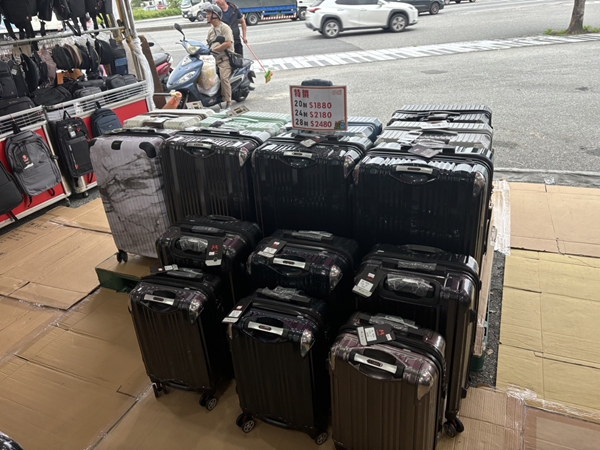 【花蓮吉安聯合特賣會】行李箱工廠直營廠拍990元起,胖胖箱、前開式行李箱、包包 36 【花蓮吉安聯合特賣會】行李箱工廠直營廠拍990元起,胖胖箱、前開式行李箱、包包