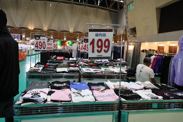 【雙北最大台灣廠拍】tokuyo按摩椅、夏普、名牌運動鞋、伊蕾服飾 134 【雙北最大台灣廠拍】tokuyo按摩椅、夏普、名牌運動鞋、伊蕾服飾