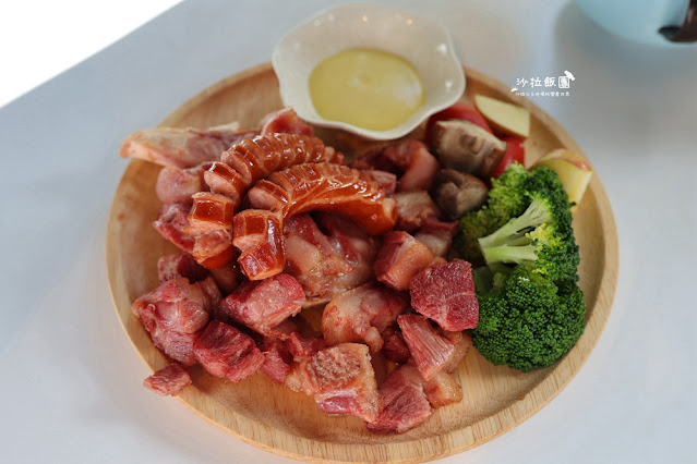 烏來景觀餐廳『瀑布3號』離瀑布最近的距離、兒童遊戲區 18 烏來景觀餐廳『瀑布3號』離瀑布最近的距離、兒童遊戲區