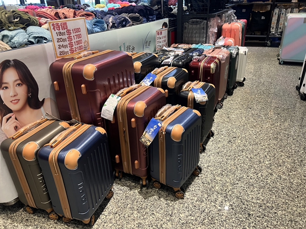 【嘉義新港】行李箱特賣會,工廠直營廠拍最低990元起,胖胖箱、前開式行李箱、後背包 5 【嘉義新港】行李箱特賣會,工廠直營廠拍最低990元起,胖胖箱、前開式行李箱、後背包