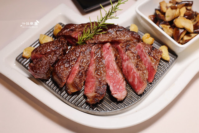 台北必吃牛排，營造郵輪船艙地中海藍白風格，好吃的頂級牛排