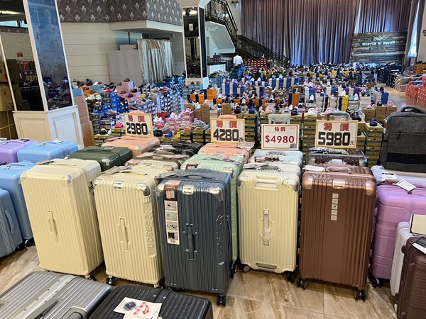 新竹湖口行李箱特賣會,工廠直營廠拍,登機箱990元起,胖胖箱、前開式行李箱、包包 17 新竹湖口行李箱特賣會,工廠直營廠拍,登機箱990元起,胖胖箱、前開式行李箱、包包