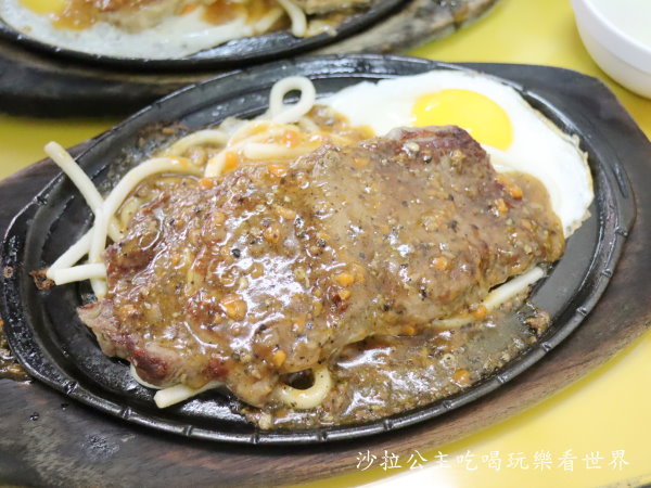 三重美食/人氣排隊店『阿信牛排』龍門路/平價牛排