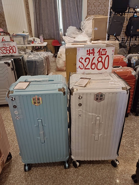 桃園龍潭渴望會館行李箱特賣會，行李箱最低990元起，有胖胖箱、前開式行李箱