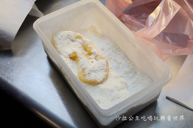 樂華夜市白糖粿/冷掉吃也很酥/外形像牛舌餅裹糖粉 5 樂華夜市白糖粿/冷掉吃也很酥/外形像牛舌餅裹糖粉