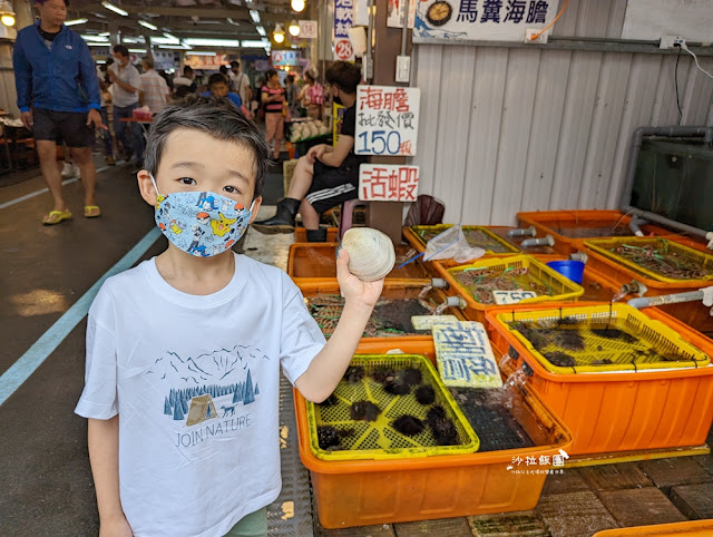 龜吼漁夫市集現剖現吃海膽好鮮甜 15 龜吼漁夫市集現剖現吃海膽好鮮甜