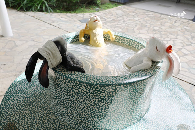 宜蘭景點礁溪轉運站幾米兔子裝置藝術、蹺蹺板毛兔、森林風呂免費泡腳