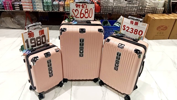 桃園龍潭渴望會館行李箱特賣會，行李箱最低990元起，有胖胖箱、前開式行李箱