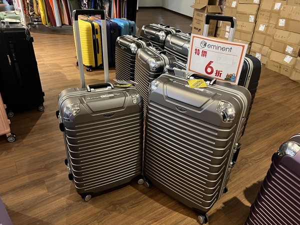 高雄楠梓行李箱特賣會,工廠直營廠拍最低990元起,胖胖箱、前開式行李箱、登機箱、包包通通有 25 高雄楠梓行李箱特賣會,工廠直營廠拍最低990元起,胖胖箱、前開式行李箱、登機箱、包包通通有