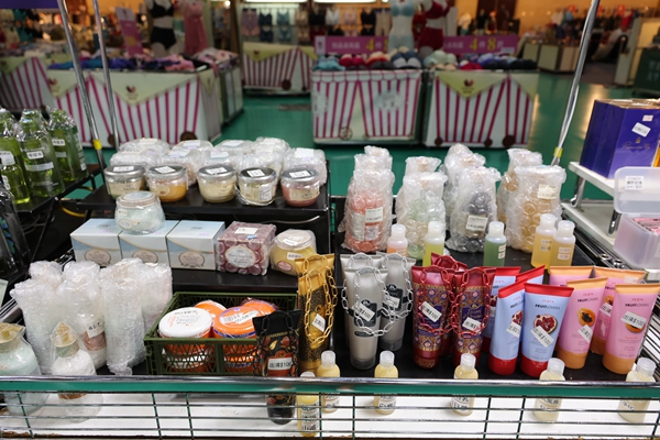 【雙北最大台灣廠拍】tokuyo按摩椅、夏普、名牌運動鞋、伊蕾服飾 94 【雙北最大台灣廠拍】tokuyo按摩椅、夏普、名牌運動鞋、伊蕾服飾