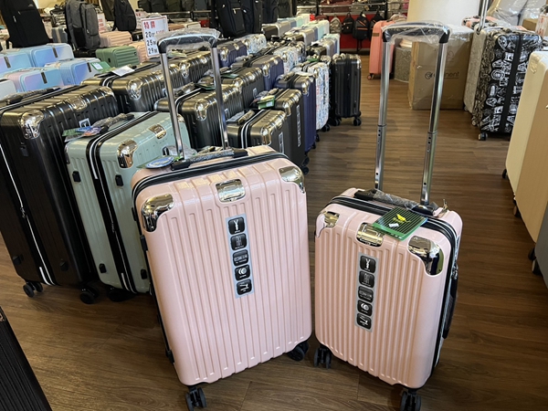 高雄楠梓行李箱特賣會,工廠直營廠拍最低990元起,胖胖箱、前開式行李箱、登機箱、包包通通有 19 高雄楠梓行李箱特賣會,工廠直營廠拍最低990元起,胖胖箱、前開式行李箱、登機箱、包包通通有
