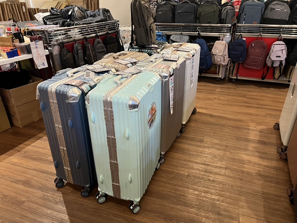 高雄楠梓行李箱特賣會,工廠直營廠拍最低990元起,胖胖箱、前開式行李箱、登機箱、包包通通有 26 高雄楠梓行李箱特賣會,工廠直營廠拍最低990元起,胖胖箱、前開式行李箱、登機箱、包包通通有
