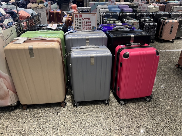 桃園龍潭渴望會館行李箱特賣會，行李箱最低990元起，有胖胖箱、前開式行李箱
