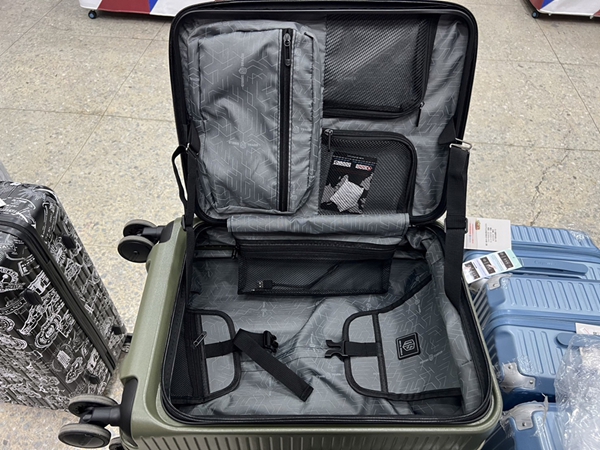 高雄鳳山行李箱特賣會,工廠直營廠拍,行李箱990元起,把握時間 20 高雄鳳山行李箱特賣會,工廠直營廠拍,行李箱990元起,把握時間