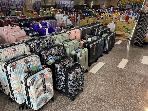 南投埔里行李箱特賣會,工廠直營廠拍,最低990元起,胖胖箱、登機箱、包包通通有 4 南投埔里行李箱特賣會,工廠直營廠拍,最低990元起,胖胖箱、登機箱、包包通通有