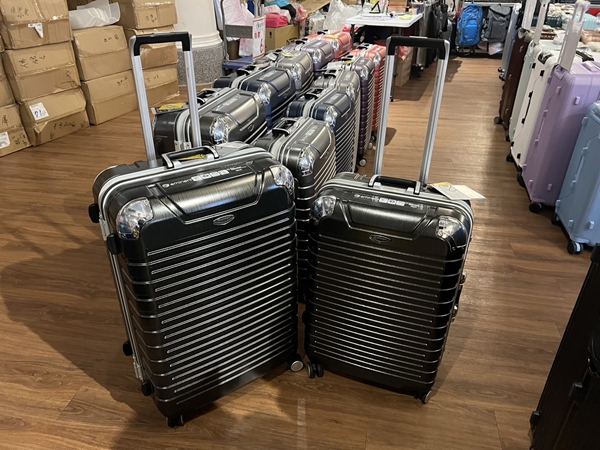 高雄楠梓行李箱特賣會,工廠直營廠拍最低990元起,胖胖箱、前開式行李箱、登機箱、包包通通有 21 高雄楠梓行李箱特賣會,工廠直營廠拍最低990元起,胖胖箱、前開式行李箱、登機箱、包包通通有