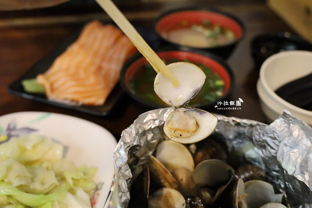 萬華美食巨無霸鮭魚握壽司『三味食堂』手掌大CP值超高 22 萬華美食巨無霸鮭魚握壽司『三味食堂』手掌大CP值超高