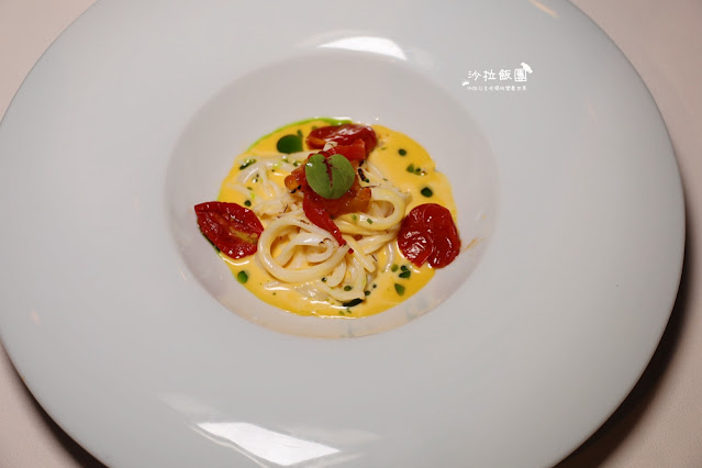 台北必吃牛排，營造郵輪船艙地中海藍白風格，好吃的頂級牛排