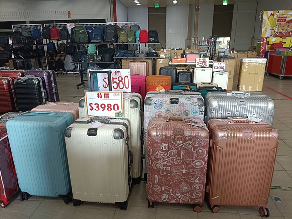 台中豐原行李箱特賣會,工廠直營廠拍990元起,包包、公事包通通有 41 台中豐原行李箱特賣會,工廠直營廠拍990元起,包包、公事包通通有
